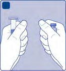 Due mani che tengono e preparano una siringa preriempita con un cappuccio protettivo blu e un cilindro trasparente