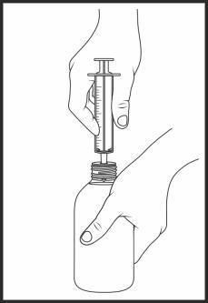 Mano che tiene una siringa sopra un flacone medicinale con tappo avvitato per prelevare il farmaco liquido