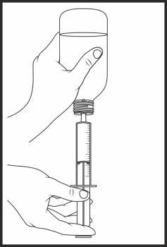 Mano che tiene una fiala sopra una siringa prerafillata con ago, in fase di estrazione del farmaco liquido dalla fiala