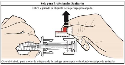Manos sosteniendo una jeringa precargada con un émbolo y protector transparente flecha indica retirar la etiqueta girando el émbolo