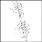 Ręka trzymająca strzykawkę z igłą włożoną w skórę, pokazując kąt wstrzyknięcia i widoczną skalę cylindra