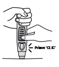Mano presionando el botón de un autoinyector con el dedo índice y flechas indicando el primer clic